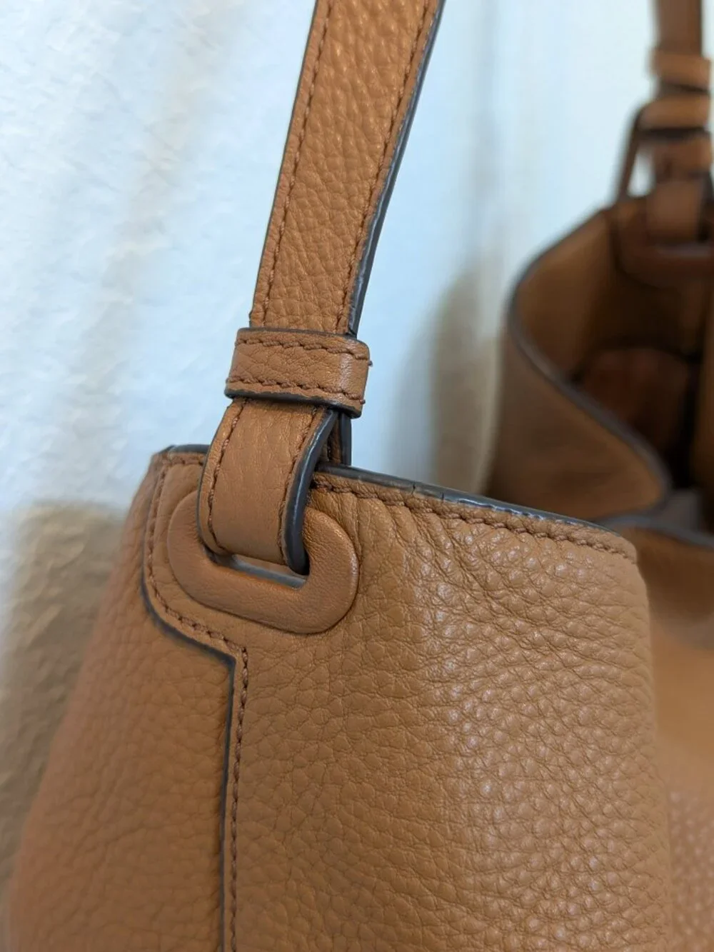TORY BURCH Thea Slouchy Pebbled Leather Hobo Shoulder Bag – Tan/Caramel